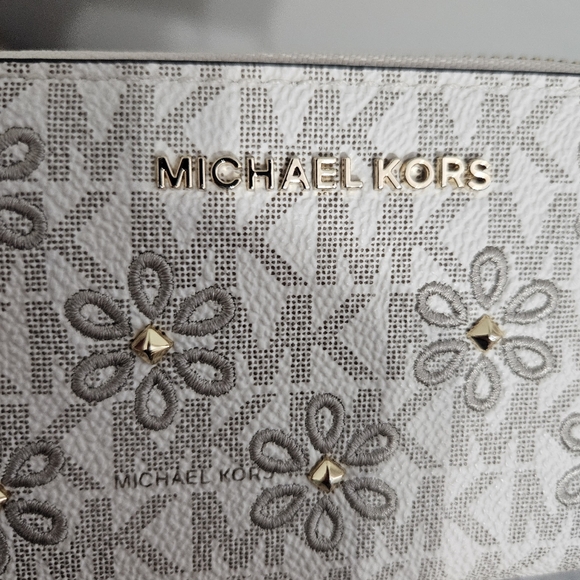 Michael Kors Small Studded Wallet EUC - Picture 8 of 9